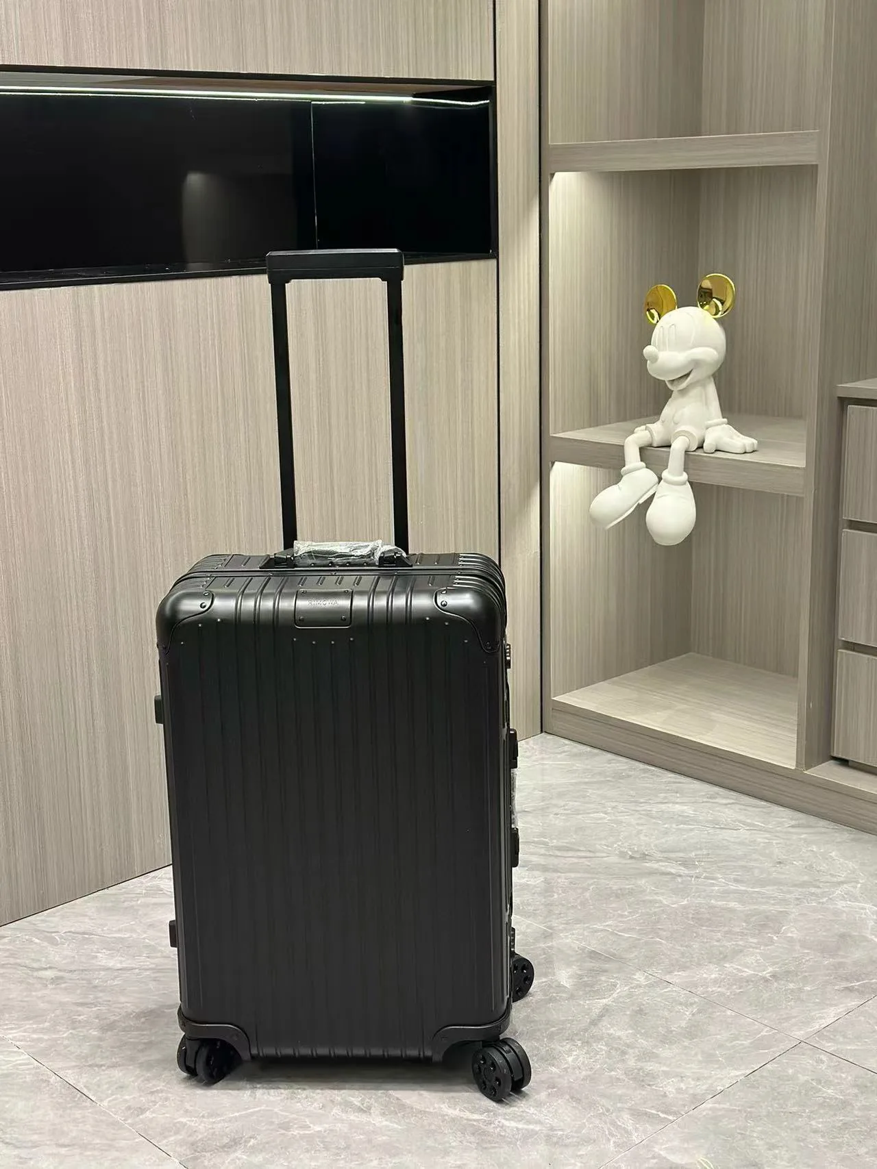 리모와 Original Check-In M 69X44X27.5cm