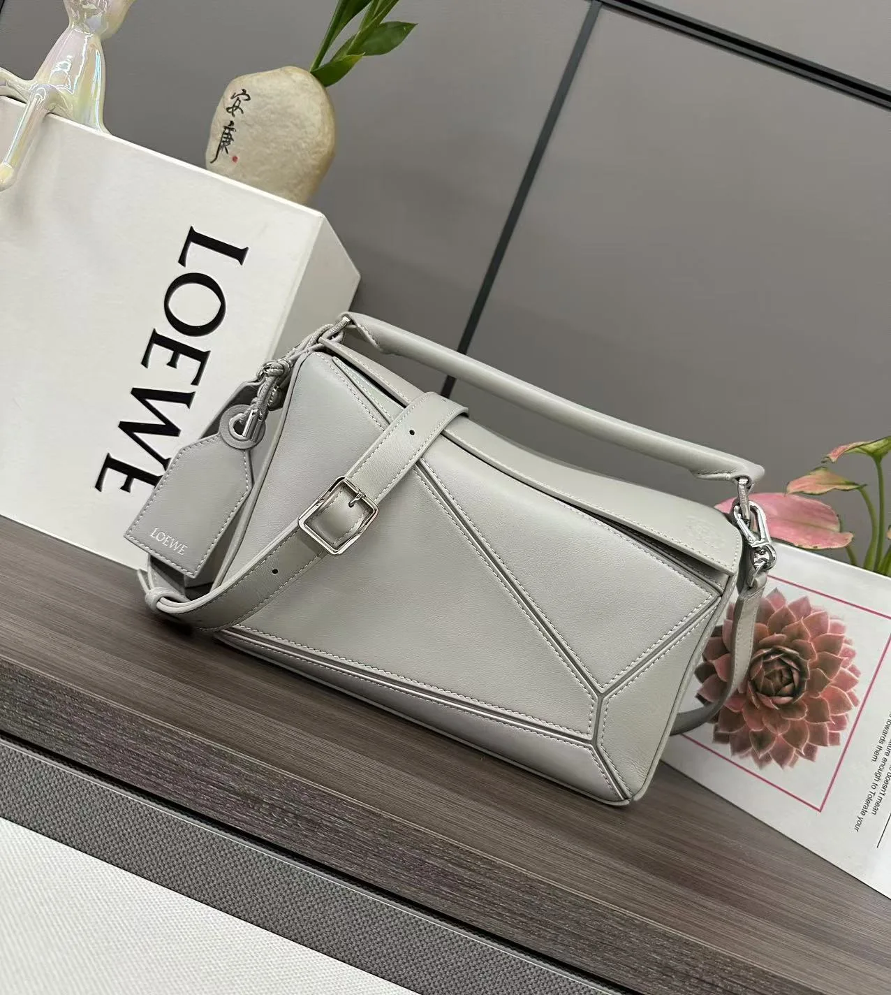 로에베 스몰 페더라이트 퍼즐 백  24*10.5*16.5cm