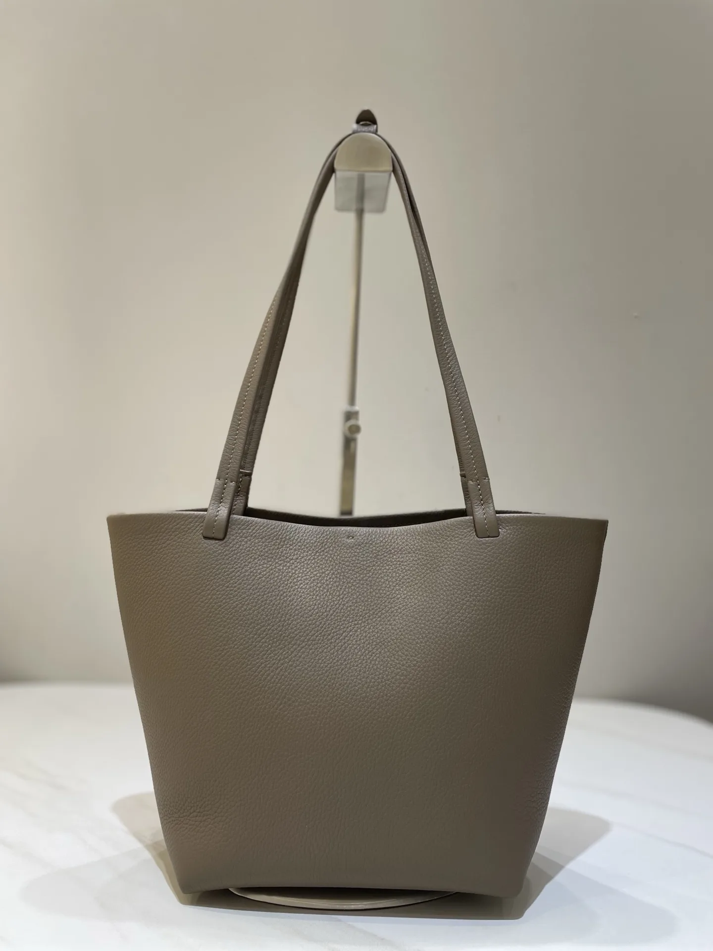 더 로우 Medium Park Tote35 x 22 x 15.2 cm